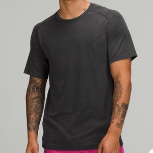 Lululemon men’s Metal Vent Tech Short-Sleeve Shirt 2.0- size large
